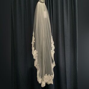 Finger Tip Veil With Lace/Jeweler Trim